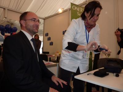 Fot. 2 Adam Zdziebło &ndash; Sekretarz Stanu w Ministerstwie Rozwoju Regionalnego w trakcie pomiaru cukru we krwi